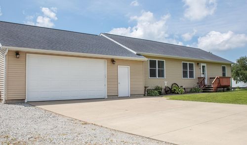 544 W Washington St, Winthrop, IA, 50682-9319 | Card Image