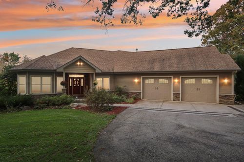 3811 Riege Ln, Deerfield, WI, 53531-9204 | Card Image