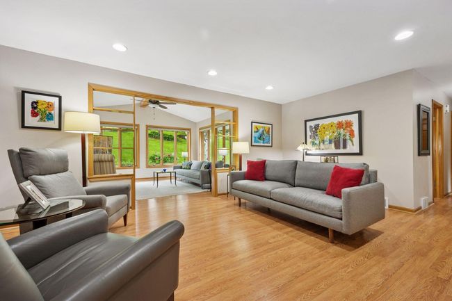 The interior feels fresh, bright & cheerful! | Image 4