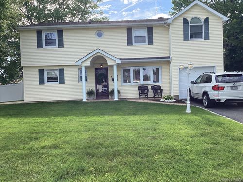 512 Fenimore Ave, North Babylon, NY, 11703-2004 | Card Image