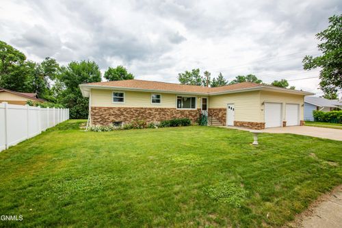 208 4th Street Nw, Hazen, ND, 58545 | Card Image