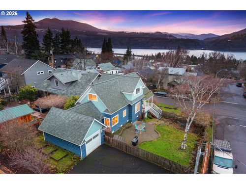 801 Cascade Ave, Hood River, OR, 97031-1715 | Card Image