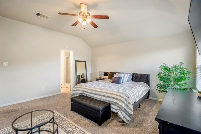 The primary bedroom has an en-suite bathroom. | Image 22