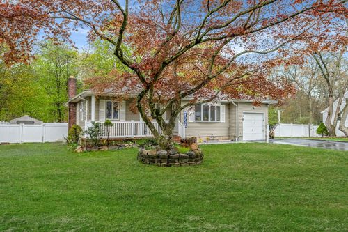8 Landsberger St, Yaphank, NY, 11980-1001 | Card Image