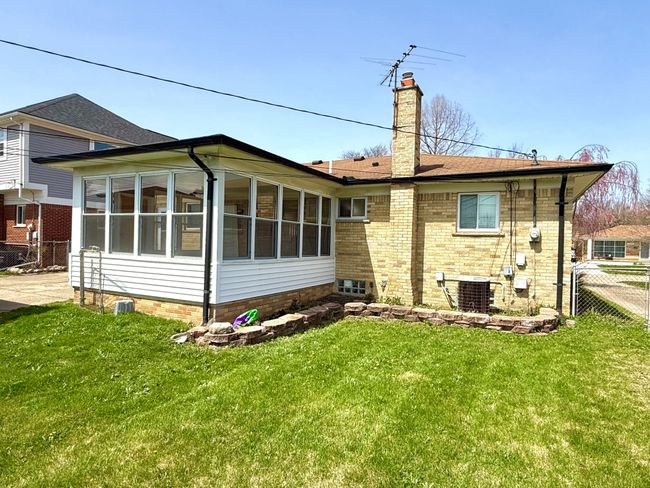 31015 Dorais St, House other with 3 bedrooms, 2 bathrooms and null parking in Livonia MI | Image 15