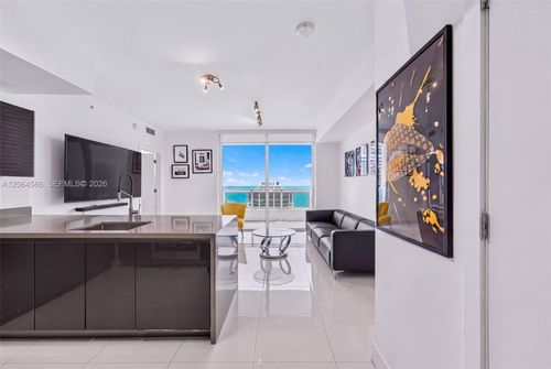 3902-1080 Brickell Ave, Miami, FL, 33131-3997 | Card Image