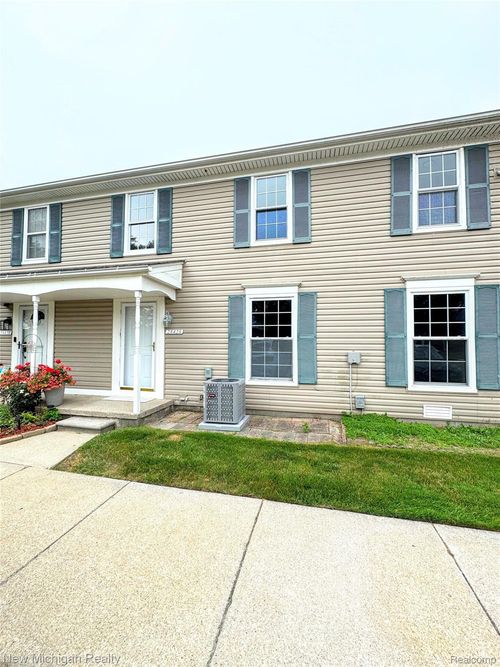 28428 Longmeadow Ln, Brownstown Twp, MI, 48183-5026 | Card Image