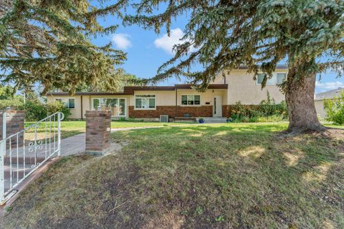 303 10 St Sw, Medicine Hat, AB, T1A4R6 | Card Image