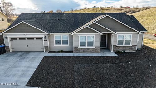 8 S 12th Street Loop, Selah, WA, 98942-2204 | Card Image