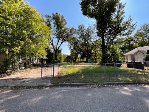 1005 W 8th St, Cameron, TX, 76520-2323 | Card Image