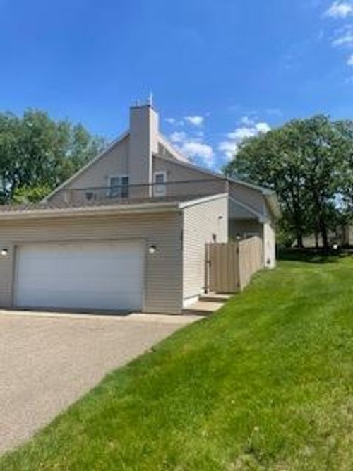 5611 W Bavarian Pass, Fridley, MN, 55432-6006 | Card Image