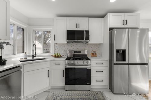 30924 Barton St, Garden City, MI, 48135-1379 | Card Image