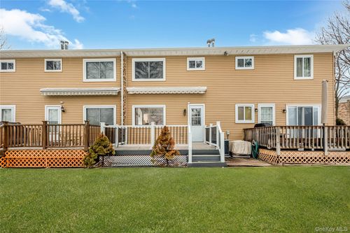 8 Town House Dr, Massapequa Park, NY, 11762-1160 | Card Image