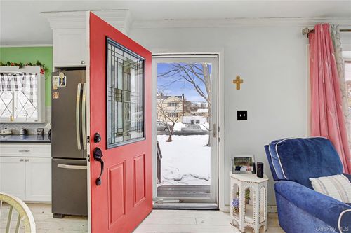 9 Amherst Rd, West Sayville, NY, 11796-1001 | Card Image