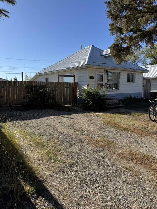 905 3 Ave, Beaverlodge, AB, T0H0C0 | Card Image