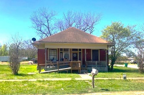 302 S Pearl St, Mart, TX, 76664-1429 | Card Image