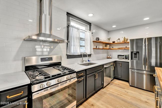 gas range with hood | Image 5