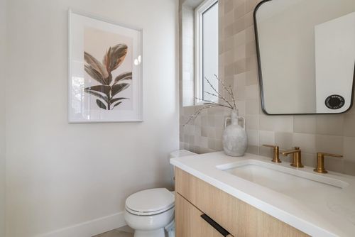 1937 Templeton Dr, Vancouver, BC, V5N4V9 | Card Image