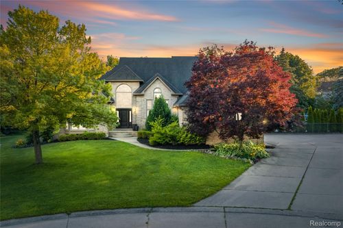 53961 Sutherland Ct, Shelby Township, MI, 48316-1231 | Card Image