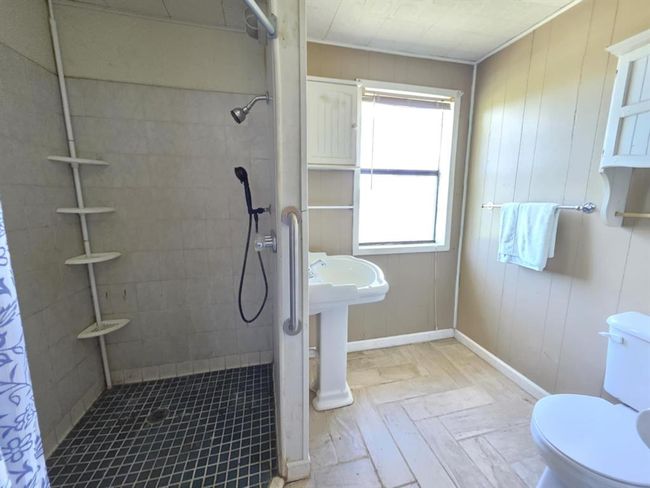 235 2 Nd St, House other with 3 bedrooms, 2 bathrooms and null parking in Van Vleck TX | Image 9