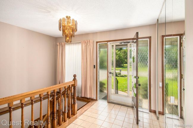 Entryway Foyer | Image 8