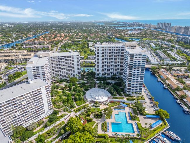 APT-1717 - 2500 Parkview Dr, Condo with 2 bedrooms, 2 bathrooms and null parking in Hallandale Beach FL | Image 6