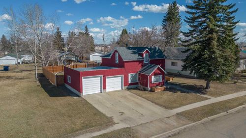 4818 50 Street, Home with 2 bedrooms, 1 bathrooms and 2 parking in Sedgewick AB | Card Image