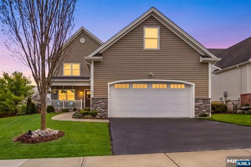 2 Bluffs Ct, Hamburg, NJ, 07419-1525 | Card Image