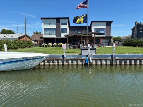 37645 Lakeville St, Harrison Twp, MI, 48045-2882 | Card Image