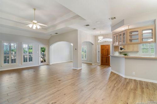 6 Oakwell Farms Pkwy, San Antonio, TX, 78218-1780 | Card Image