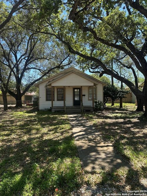 207 W Vance St, Refugio, TX, 78377-2529 | Card Image