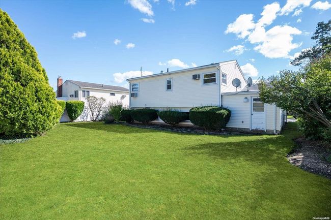 97 Lockwood Ave, House other with 3 bedrooms, 2 bathrooms and null parking in Farmingdale NY | Image 20