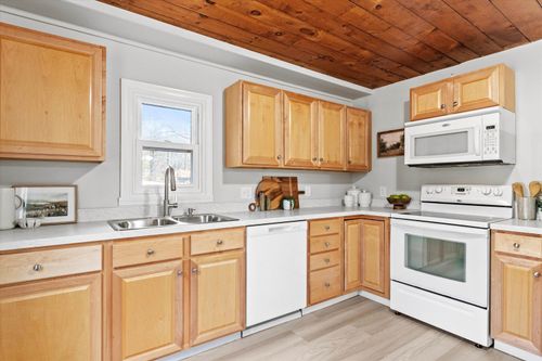 475 Old County Rd, Deering, NH, 03244-6328 | Card Image