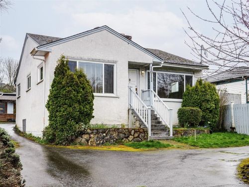 1011 Russell St, Victoria, BC, V9A3Y2 | Card Image