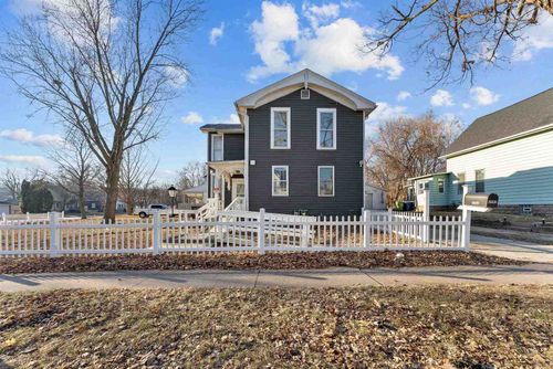 2202 Pershing Blvd, Clinton, IA, 52732-2233 | Card Image