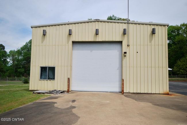 Not a part of Main Lease can be leased for addition charge. | Image 22