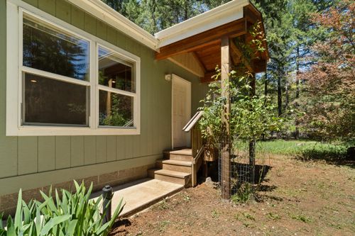 543 Pinewood Way, Cave Junction, OR, 97523-9647 | Card Image
