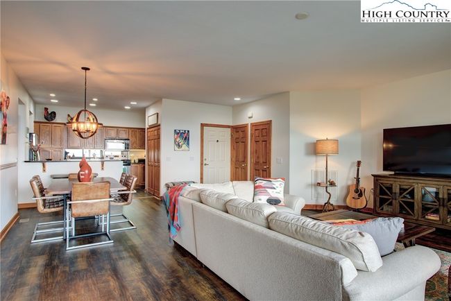 Perfect for entertaining! Great traffic flow between conversation areas and kitchen. | Image 20