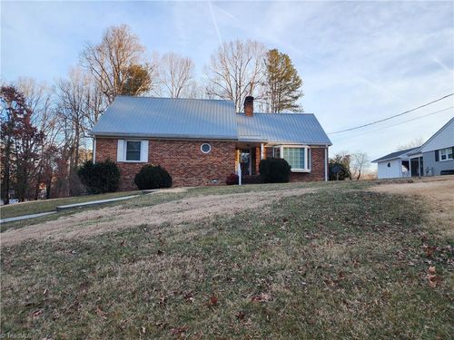 226 Wrenn Ave, Mount Airy, NC, 27030-2924 | Card Image