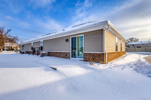 22-18754 E 14 Mile Rd, Roseville, MI, 48066-1029 | Card Image