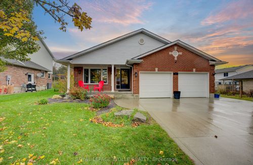 1 Edgewood Crt, Wellesley, ON, N0B2T0 | Card Image
