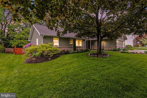 82 Fairway Dr, CAMP HILL, PA, 17011-2064 | Card Image
