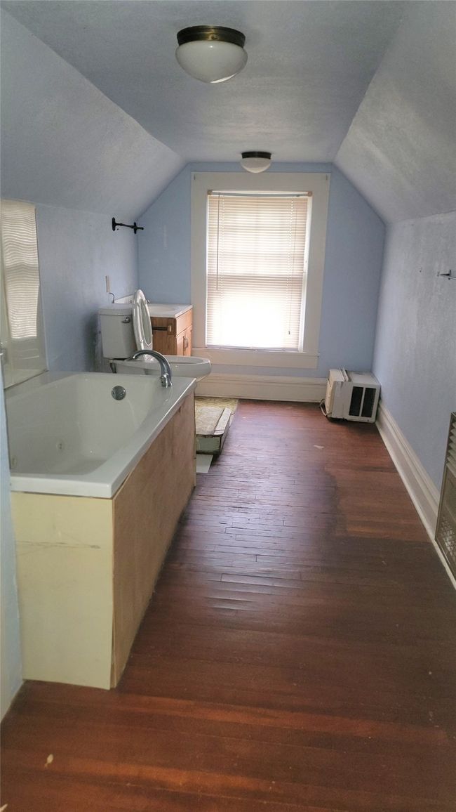 909 W Broadway St, House other with 4 bedrooms, 3 bathrooms and null parking in Clarksville TX | Image 6
