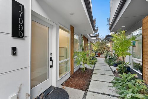 1709 15th Ave S, Seattle, WA, 98144-4211 | Card Image