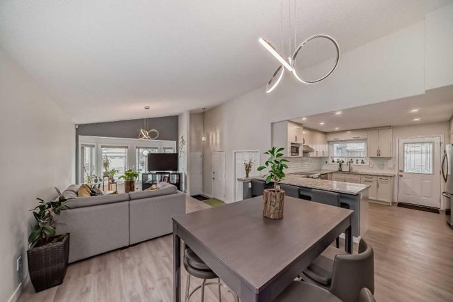 23 Sanderling Rise Nw, Home with 4 bedrooms, 3 bathrooms and 5 parking in Calgary AB | Image 8
