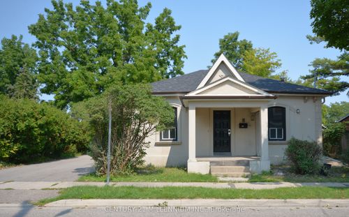 8 West St, Brampton, ON, L6X1V7 | Card Image