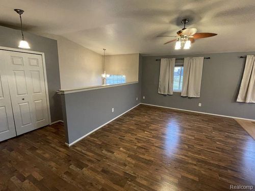 1079 River Ridge Cir, Grand Blanc, MI, 48439-8047 | Card Image