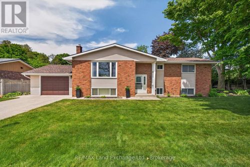 30 Golf Links Rd, Kincardine, ON, N2Z1K9 | Card Image