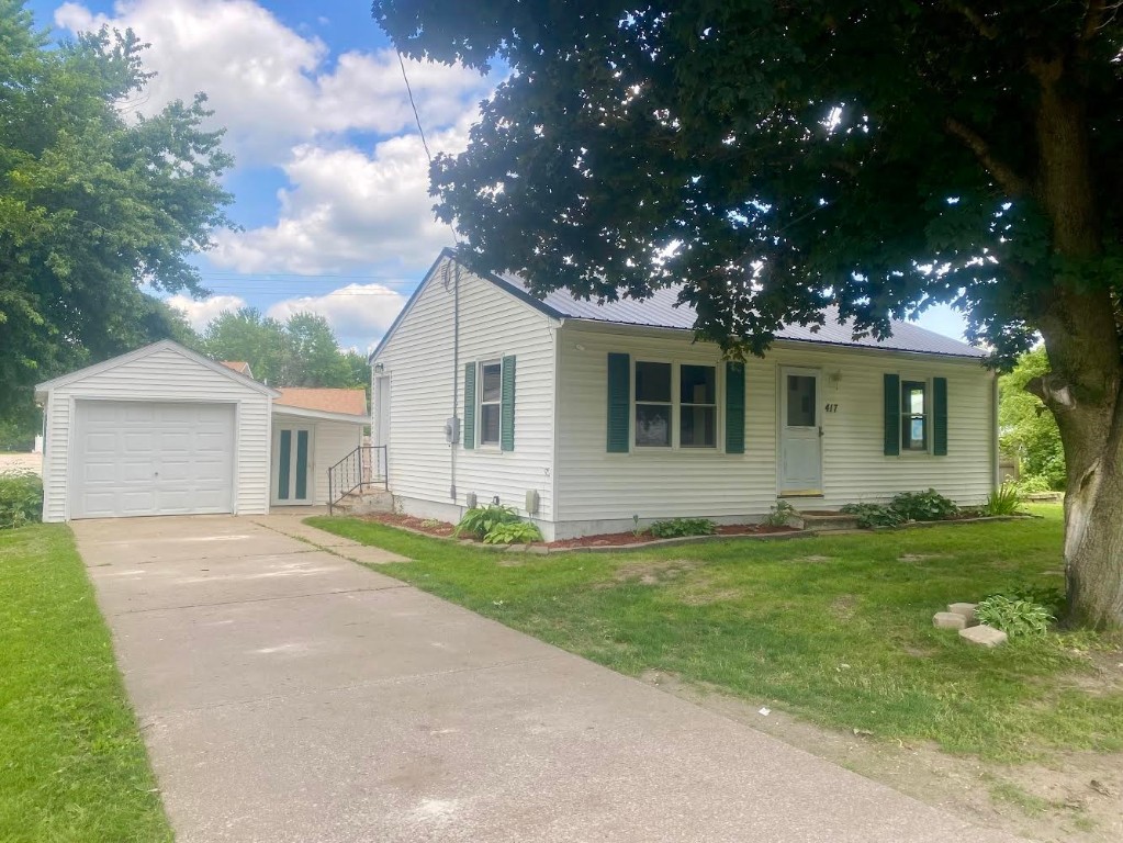 Maiden St, Center Point, IA 52213