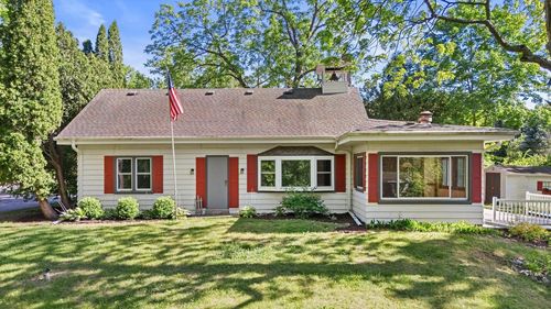 W235S5479 Big Bend Road, Waukesha, WI, 53189 | Card Image